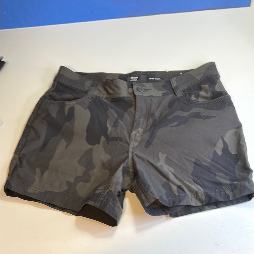 PRANA BLACK/GRAY CARGO SHORTS WITH MODERN CAMO DESIGN SIZE 10